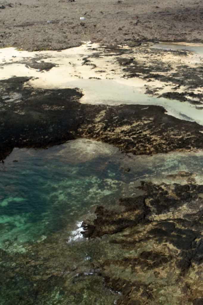 Imagen de dron de la Charca de la Novia con sus aguas turquesas y su arena blanca.